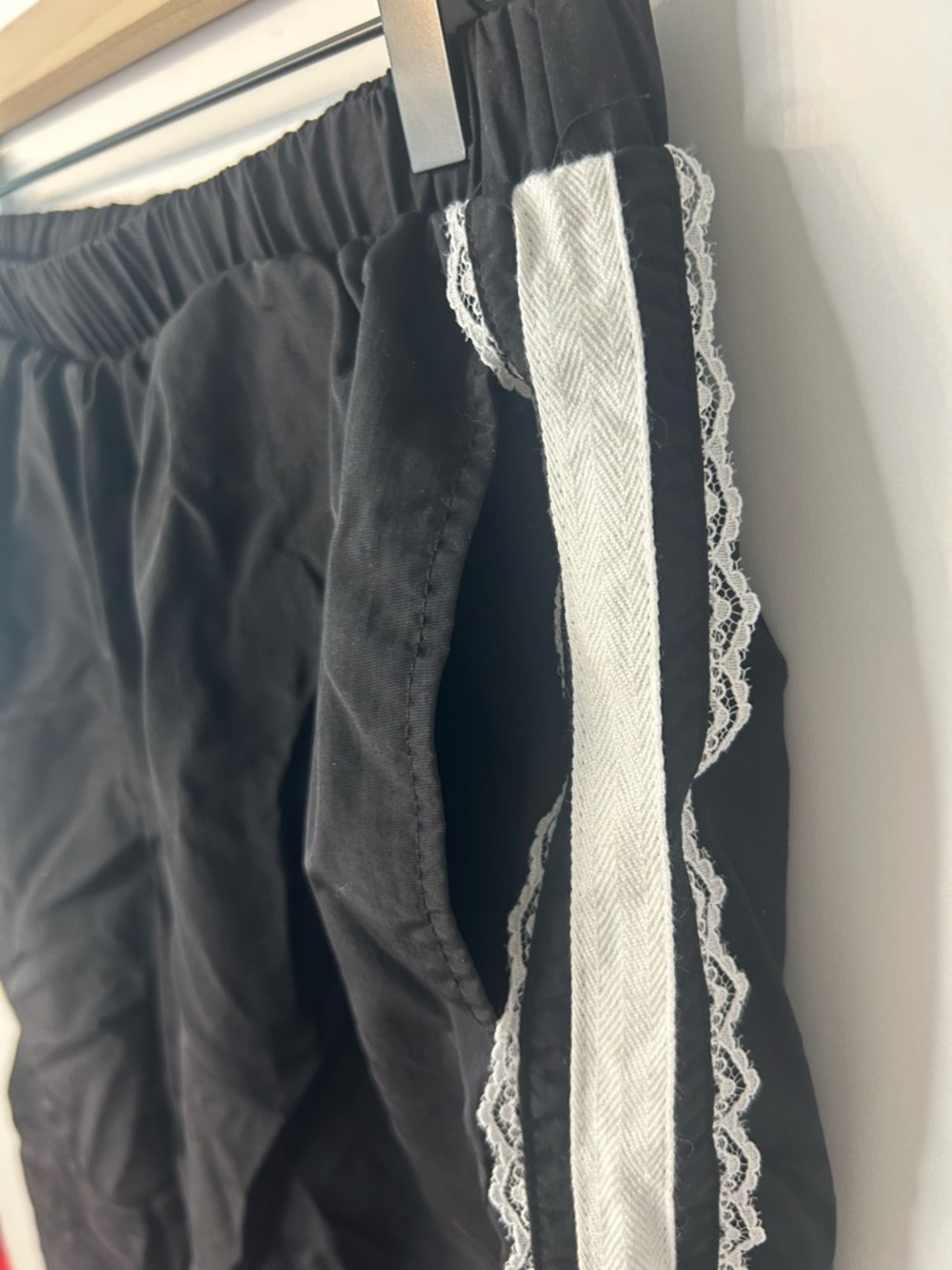 *NWOT* No Boundaries Womens Black and White Lace Side Stripe Track Pants, Medium - Picture 8 of 13